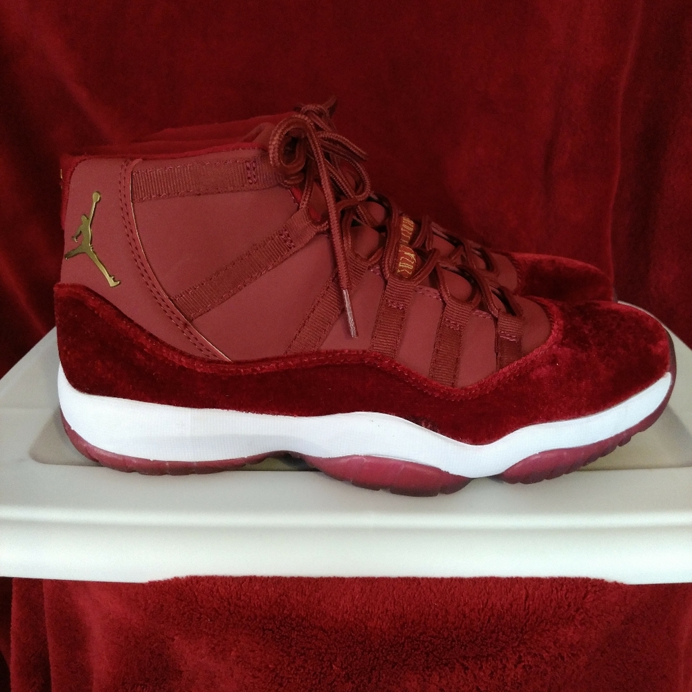 Men sz 8 Nike Jordan 11 Heiress Concord. Gently used. Black mark on left shoe.